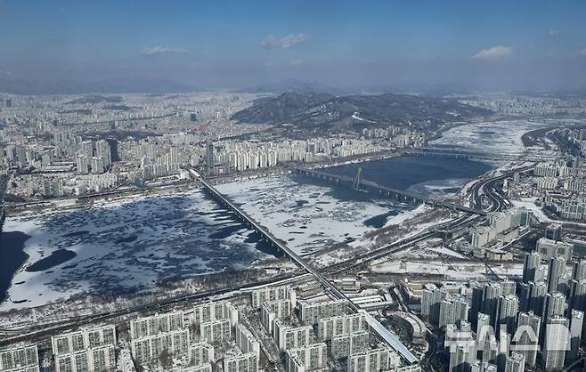 [서울=뉴시스] 김명년 기자 = 한파가 이어진 7일 오전 서울 송파구 롯데월드타워에서 바라본 한강이 얼어있다. 2025.02.07. kmn@newsis.com