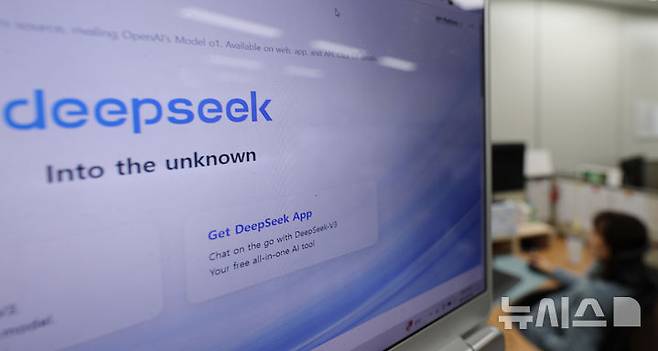 [서울=뉴시스] 김명원 기자 = 정부 부처들이 6일 중국 인공지능 딥시크(Deepseek) 접속 차단에 대거 나선 가운데 6일 서울 종로구 정부서울청사 사무실에서 공무원들이 업무를 보고 있다. 2025.02.10. kmx1105@newsis.com