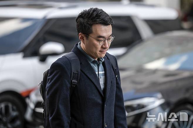 [서울=뉴시스] 정병혁 기자 = '허위 재산 신고'로 재판에 넘겨진 김남국 전 더불어민주당 의원이 10일 서울 양천구 서울남부지방법원에서 열린  위계공무집행방해 혐의 관련 1심 선고 재판에 출석하고 있다. 2025.02.10. jhope@newsis.com