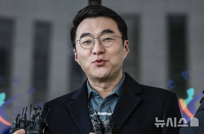 [서울=뉴시스] 정병혁 기자 = '허위 재산 신고'로 재판에 넘겨진 김남국 전 더불어민주당 의원이 10일 서울 양천구 서울남부지방법원에서 열린  위계공무집행방해 혐의 관련 1심 선고 재판에 출석하며 입장을 밝히고 있다. 2025.02.10. jhope@newsis.com