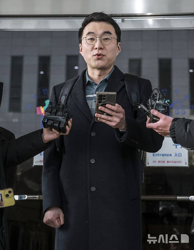 [서울=뉴시스] 정병혁 기자 = '허위 재산 신고'로 재판에 넘겨진 김남국 전 더불어민주당 의원이 10일 서울 양천구 서울남부지방법원에서 열린 위계공무집행방해 혐의 관련 1심 선고 재판을 마친 뒤 취재진 질문에 답하고 있다. 이날 서울남부지법 형사9단독 정우용 판사는 위계공무집행방해 혐의를 받는 김 전 의원에게 무죄를 선고했다. 2025.02.10. jhope@newsis.com