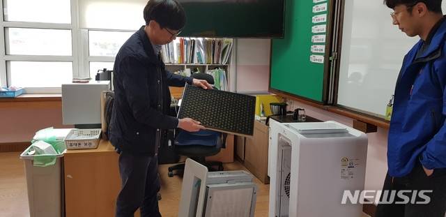 [안동=뉴시스] 교실 공기청정기를 검사하고 있는 학교 직원들. (사진=경북교육청 제공) 2020.04.21