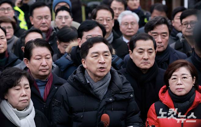 김기현 국민의힘 의원을 비롯한 소속 의원들이 지난달 6일 오전 서울 용산구 대통령 관저 앞에 모인 취재진에게 입장을 밝히고 있다. 황진환 기자