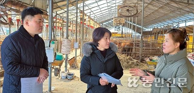 백미영 충남 아산시 아산푸드팀장(가운데)과 조준형 아산축산농협 유통사업본부장(왼쪽)이 6일 지역의 한 한우농가와 ‘학교급식 한우 최저가격 보장제’를 주제로 이야기를 나누고 있다.