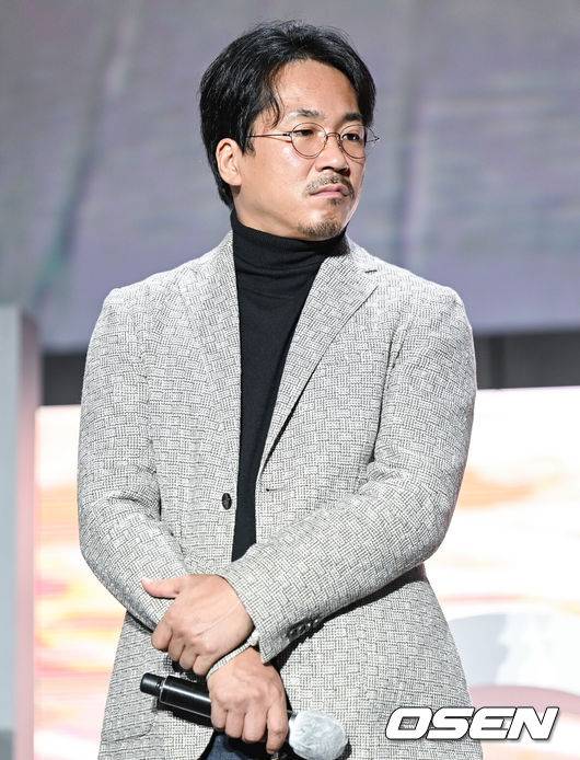 [OSEN=부산,박준형 기자] 7일 오후 부산 영화의전당 야외극장에서 제26회 부산국제영화제 영화 '지옥' 무대인사가 진행됐다.배우 양익준이 생각에 잠겨 있다.   2021.10.07 / soul1014@osen.co.kr