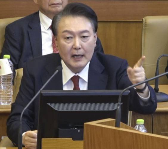 ▲윤석열 대통령이 6일 서울 종로구 헌법재판소에서 열린 윤 대통령 탄핵 심판 6차 변론에서 증인으로 출석한 곽종근 전 육군 특수전사령관의 답변을 들은 뒤 발언을 하고 있다. [헌법재판소 제공. 재판매 및 DB 금지] ⓒ연합뉴스