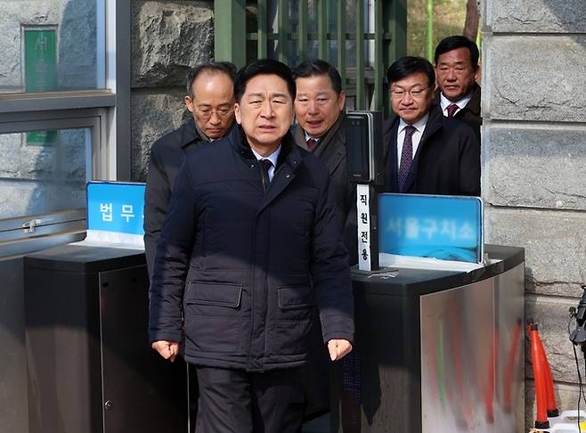 국민의힘 추경호(왼쪽부터), 김기현, 이철규, 정점식, 박성민 의원이 10일 오전 경기 의왕시 서울구치소에서 윤석열 대통령 접견을 마친 후 구치소를 나서고 있다. 뉴시스