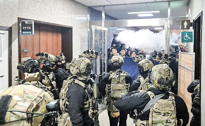 윤석열 대통령이 지난해 12월3일 비상계엄을 선포한 가운데 4일 새벽 서울 국회의사당에서 계엄군이 국회 본청으로 진입하는 장면. 연합뉴스