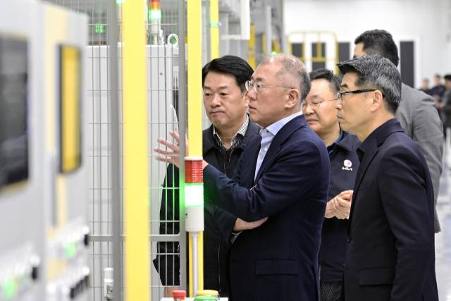 정의선 현대차그룹 회장이 경기도 광명시 기아 광명 이보(EVO) 플랜트를 방문해 시설을 둘러보고 있다. 사진제공=기아