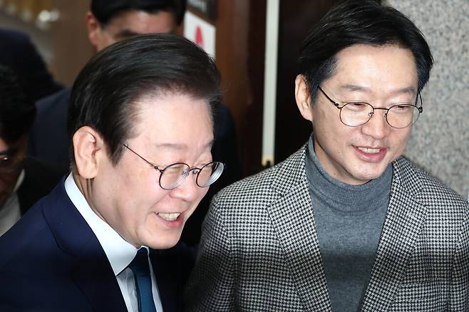 독일에서 급거 귀국한 김경수 전 경남도지사가 지난해 12월5일 오후 국회에서 이재명 더불어민주당 대표와 접견을 마치고 인사하고 있다. ⓒ시사저널 박은숙