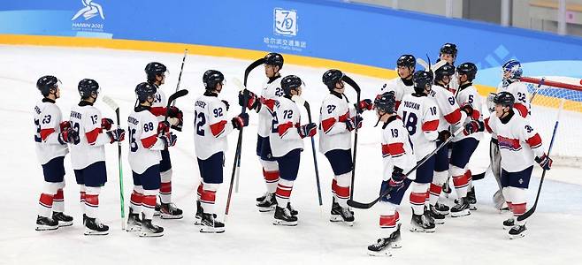 남자 아이스하키 대표팀이 2025하얼빈동계아시안게임에서 조 2위로 8강 진출을 확정했다. 한국은 10일 ‘아시아 최강’ 카자흐스탄과 대회 조별리그 최종전에서 1-2 역전패, 예선 4승1패를 기록했다. 7일 한일전에서 승리한 뒤 서로를 격려하는 모습. 하얼빈(중국)｜뉴시스