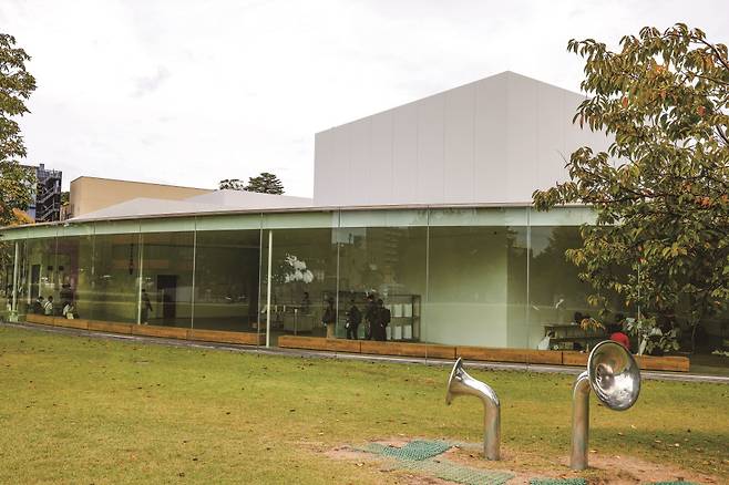 미술관 외벽이 유리로 이뤄져 개방감을 준다