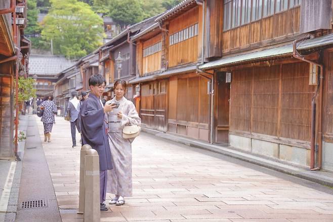 히가시차야가이에서 일본 목조건물의 아름다움을 만끽할 수 있다