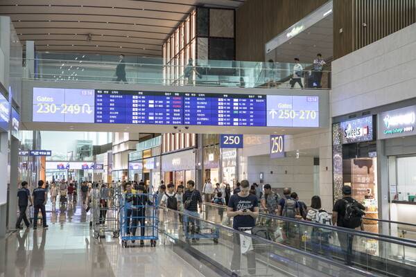 법무부의 출입국 통계월보에 따르면 지난해 내국인 출국자수는&nbsp;2,872만773명, 외국인 입국자수는&nbsp;1,696만8,203명으로 집계됐다. 사진은 인천공항 풍경 / 여행신문 CB&nbsp;