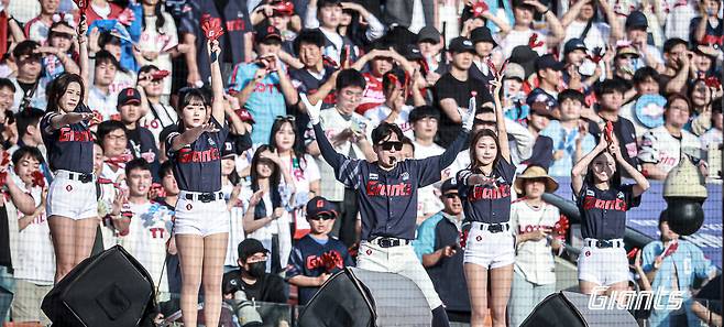 롯데는 오는 11일 오전 9시부터 일본 스프링캠프 팬 참관단을 모집한다. 롯데 자이언츠