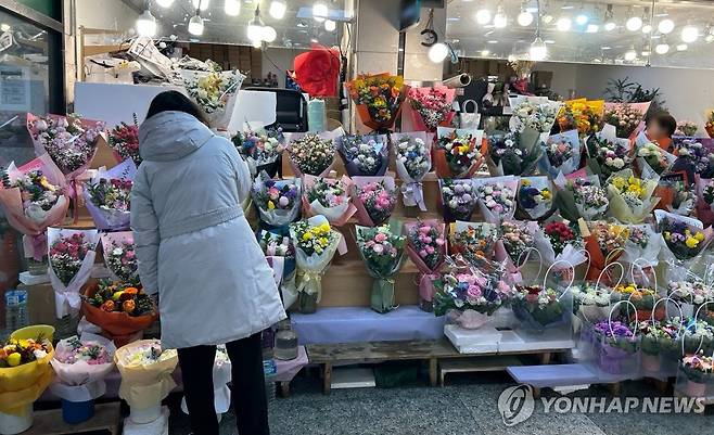 어떤 꽃다발이 좋을까 지난 7일 서울 고속터미널역의 한 꽃집 앞에서 손님이 꽃다발을 구경하고 있다. 2025.2.9. [촬영 김유진]