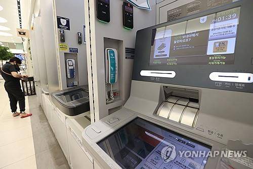 현금자동입출금기  (서울=연합뉴스) 강민지 기자 = 사진은 2일 서울 시내에 설치된 현금자동입출금기(ATM) 모습. 2024.5.2
    mjkang@yna.co.kr