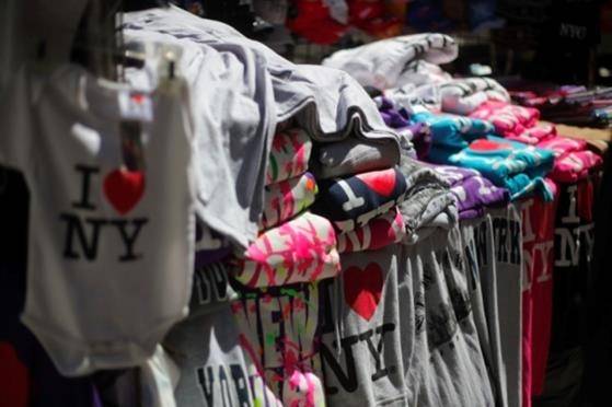 'I ♥ NY' 티셔츠 판매대 모습 사진 출처 : 게티 이미지