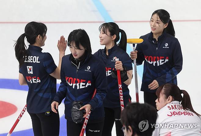 컬링 여자 라운드로빈 한일전 승! (하얼빈=연합뉴스) 박동주 기자 = 9일 중국 하얼빈 핑팡 컬링 아레나에서 열린 동계아시안게임 컬링 여자 라운드로빈 한국과 일본의 경기에서 승리한 한국 선수들이 기뻐하고 있다. 2025.2.9 pdj6635@yna.co.kr