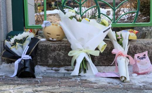 11일 오전, 초등생 1학년 여아가 살해당한 대전 서구 한 초등학교에 시민들이 두고 간 편지와 꽃, 과자, 인형 등이 놓여있다.(사진=연합뉴스)