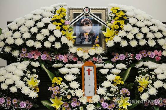 11일 대전 서구 한 장례식장에 대전 초등학교 살인사건 피해자인 김하늘(8)양의 빈소가 마련돼 있다. 유족 측은 ″다시는 제2의 하늘이가 발생하면 안 된다는 생각에 아이의 이름과 얼굴을 공개하기로 했다″고 밝혔다. 〈사진=연합뉴스〉