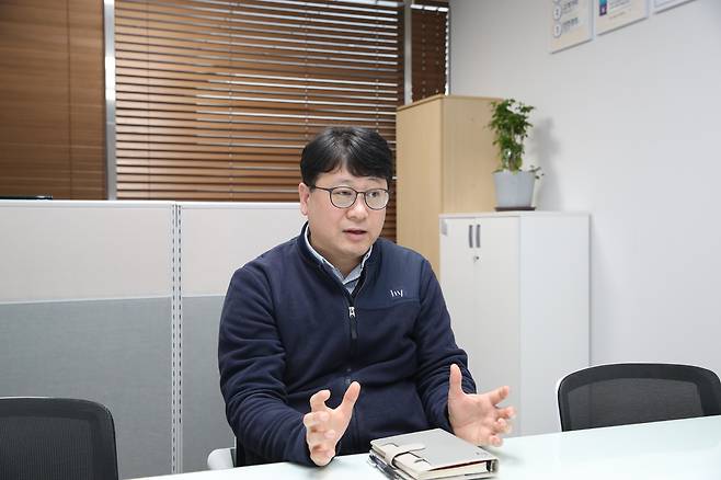 유상훈 hy 평택공장 공장장이 10일 뉴스1과 간략한 인터뷰를 하고 있다.(hy 제공)
