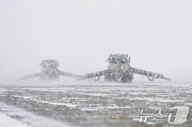 공군 제1전투비행단이 광주 민군공항 활주로에서 제설 작전을 펼치고 있다. ⓒ News1 박준배 기자