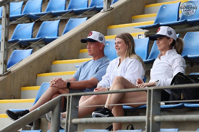 두산 잭 로그 부모님과 아내가 로그의 라이브피칭을 지켜보고 있다. 사진 | 두산 베어스
