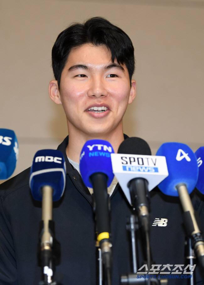 LA 다저스 김혜성이 14일 인천국제공항을 통해 미국으로 출국했다. 김혜성이 취재진과 인터뷰를 하고 있다. 인천공항=박재만 기자 pjm@sportschosun.com/2025.01.14/