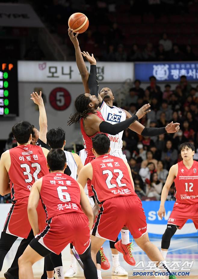 트레이드 상대 버튼과 라렌의 힘찬 점프볼로 시작된 경기