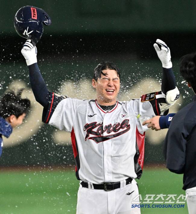 16일 일본 도쿄돔에서 열린 2023 아시아 프로야구 챔피언십(APBC) 한국과 호주의 경기. 연장 10회말 승부 치기 노시환이 끝내기 안타를 날린 뒤 환호하고 있다. 도쿄(일본)=박재만 기자pjm@sportschosun.com/2023.11.16/