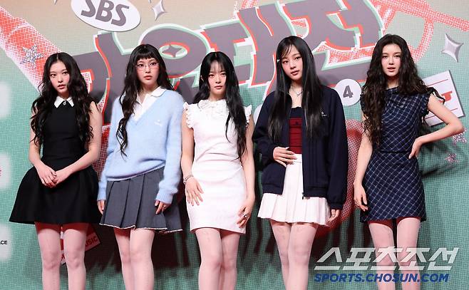 2024 SBS 가요대전이 25일 인천 인스파이어 아레나에서 열렸다. 뉴진스가 포토타임을 갖고 있다. 인천=박재만 기자 pjm@sportschosun.com/2024.12.25/