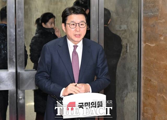 국민의힘이 언론의 편향성을 지적하며 언론을 향해 날을 세우면서 우려의 목소리가 나온다. 지난 8일 기자들과 만나 '탄핵 반대' 시위 관련 보도를 구체적으로 언급하며 '편향성'을 지적한 신동욱 원내수석대변인. /배정한 기자