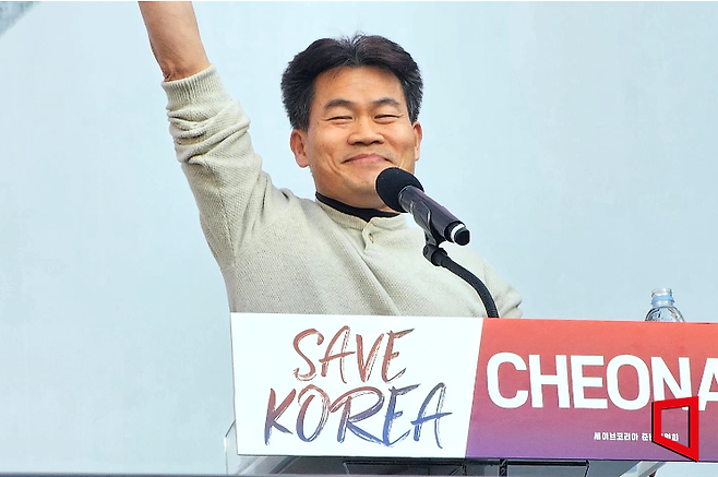 한국사 강사 전한길 씨가 11일 개신교 단체 세이브코리아가 천안 종합터미널 일원에서 개최한 탄핵 반대 국가비상기도회에서 발언하고 있다.