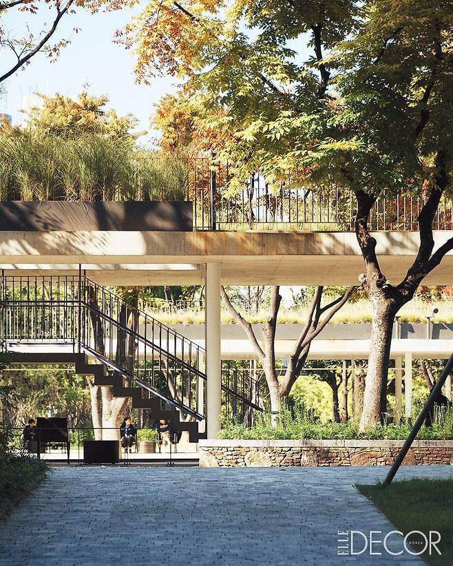 서 있는 높이나 방향에 따라 각기 다른 풍경을 만드는 회랑의 다채로운 면면.