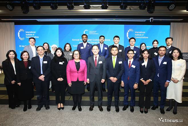 11일 서울 신사동 보코강남서울호텔에서 열린 '아시아 디지털 통신·미디어 포럼'에서 김태규 방송통신위원회 부위원장 등 참석자들이 기념촬영했다.