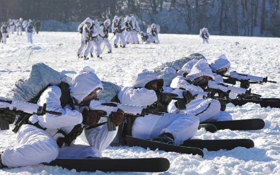 육군 특전사 대원들이 혹한기를 맞아 강원도 평창군 황병산 동계전술훈련장에서 2011 설한지 극복 및 생존훈련을 하고 있다.(자료사진) 사진=파이낸셜뉴스