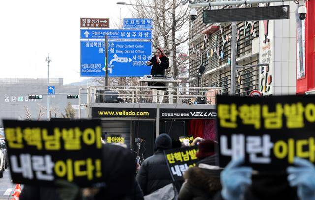 8일 오후 광주 동구 금남로 일대에서 윤석열 대통령 탄핵 반대 집회가 열리고 있다. 연합뉴스