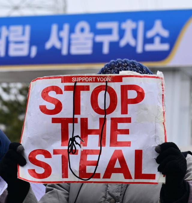 윤석열 대통령의 일반접견이 허용된 지난달 31일 경기 의왕시 서울구치소 앞에서 한 대통령 지지자가 STOP THE STEAL이 적힌 팻말을 들고 있다. 최주연 기자