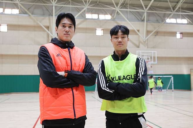전 축구선수 출신 유수철, 이준희 코치가 11일 수원매화초 실내체육관에서 열린 K리그 퓨처스 찾아가는 축구교실에서 포즈를 취하고 있다. 사진=프로축구연맹