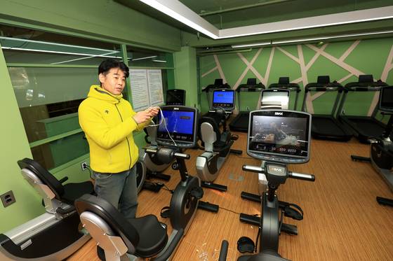 동국대 사범대 부속여고가 2025년도부터 남녀공학으로 전환된다. 변경된 교명은 가람고등학교다. 학교 체육교사가 교내 실내체육시설을 설명하고 있다. 장진영 기자