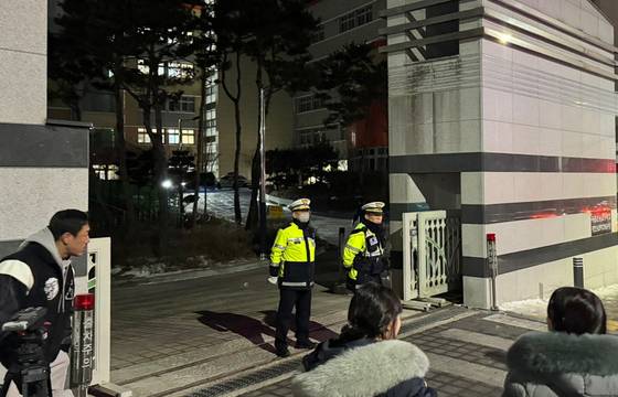 10일 대전 서구 한 초등학교에서 초등학교 1학년 A양이 같은 학교 교사 B씨가 휘두른 흉기에 찔려 사망하는 사건이 발생했다. 사건이 발생한 초등학교를 경찰이 통제하고 있다. [뉴스1]