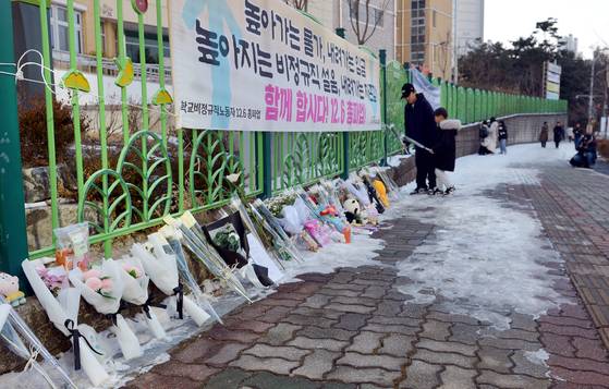 대전의 한 초등학교에서 40대 여교사가 1학년 김하늘(7)양을 흉기로 살해한 충격적인 사건이 발생한 가운데 11일 오후 하늘양이 다니던 학교를 찾은 선배들이 후배를 추모하고 있다. 이 학교 정문에는 하늘양을 애도하는 시민들이 바친 국화와 편지, 인형, 과자 등이 가득 놓여있다. 김성태 객원기자