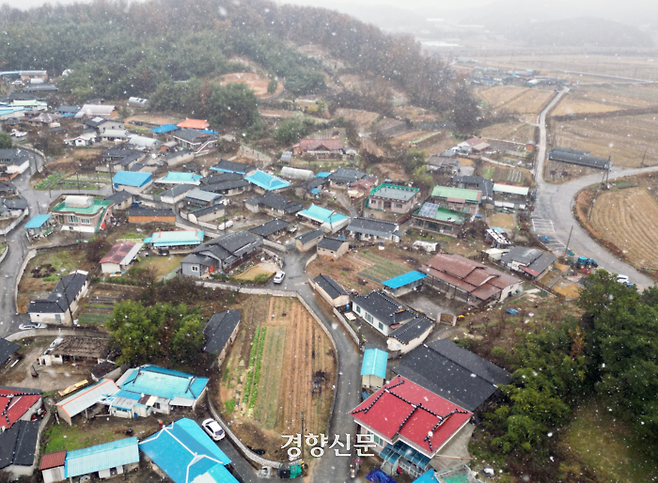 하늘에서 본 두지마을 풍경. 이 지역에 첫눈이 내린 지난해 11월27일 촬영했다. | 서성일 선임기자
