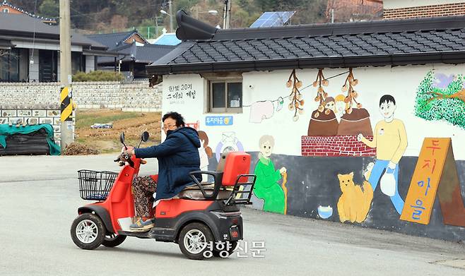 두지마을 주민 김경자 아짐이 지난달 18일 ‘사륜 노인 전동차’를 타고 이동하고 있다. | 서성일 선임기자
