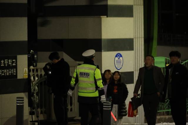사건이 발생한 초등학교 주변에 몰려든 시민들 모습. 연합뉴스