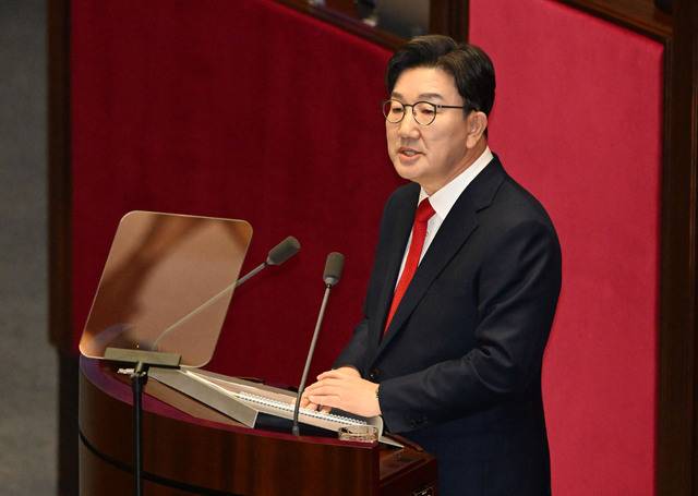 권성동 국민의힘 원내대표가 11일 국회 본회의에서 교섭단체 대표연설을 하고 있다. 권 원내대표는 내수 회복 등을 위한 추가경정예산안(추경) 편성과 대통령 및 국회 권한 분산을 골자로 한 개헌을 주장했다. 이병주 기자