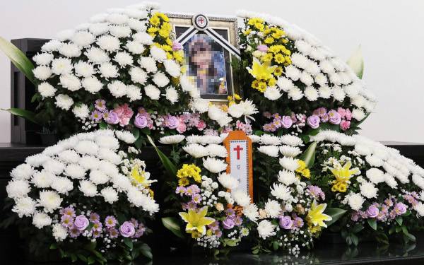 대전 초등학교 살인사건 피해자인 김하늘양의 빈소가 11일 대전 서구 건양대병원 장례식장에 마련돼 있다. 김양 빈소에선 하루 종일 비통한 울음과 차마 슬픔을 헤아릴 수 없는 침묵이 오갔다. 연합뉴스