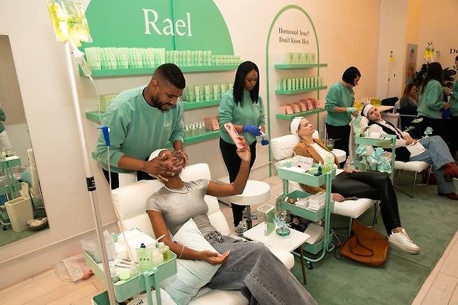 뉴욕에서 진행한 라엘  뷰티 미국 행사에 소비자들이 제품을 체험하고 있는 모습.