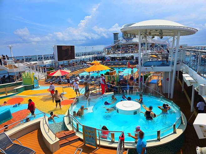 로얄캐리비안 크루즈 앤썸호 내부 수영장 / 사진=김혜성 여행+ 기자